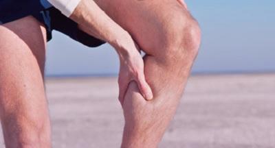 Основной симптом тромбоза глубоких вен - это боль в ноге!