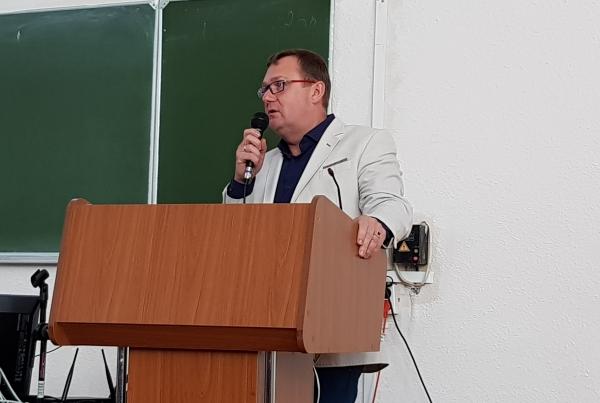 Докладывает руководитель &laquo;МИФЦ&raquo;, хирург флеболог, к.м.н. Семенов А.Ю.