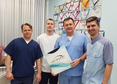 Команда флебологов после успешно проведенных процедур клеевой облитерации вен Venaseal