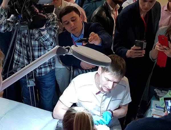 Доктор Париков М.А. проводит склеротерапию на кистях