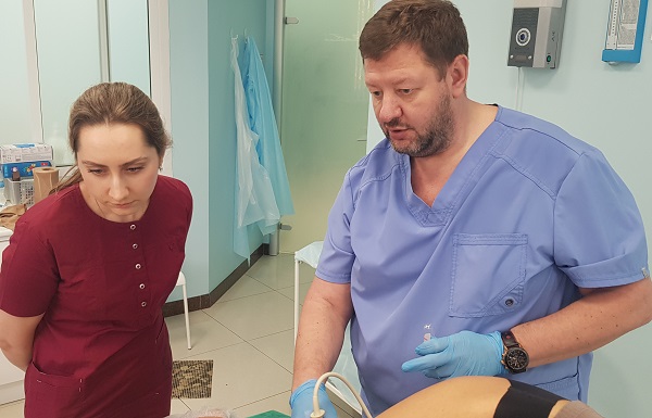 Федоров Д.А. проводит показательную склеротерапию вен для флеболога Ходасевич О.А.