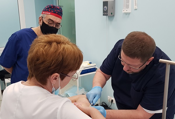Федоров Д.А. проводит показательную склеротерапию для доктора Тенчурина Р.Ш.