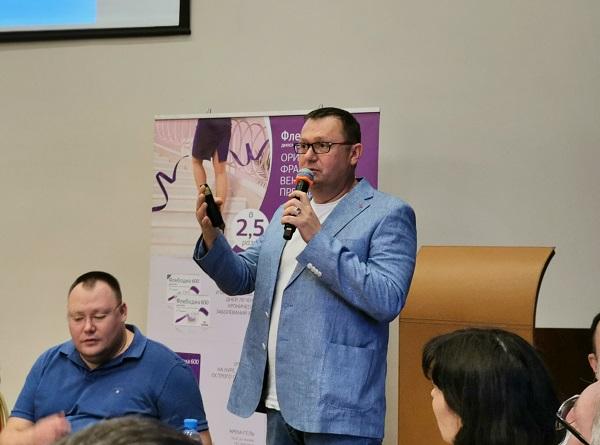 Докладывает руководитель "МИФЦ", хирург флеболог, к.м.н. Семенов А.Ю.