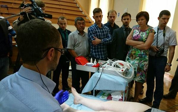 Росуховский Д.А. проводит процедуру «Ластик», «стирая» сосудистые «звездочки» с ноги благодарной пациентки