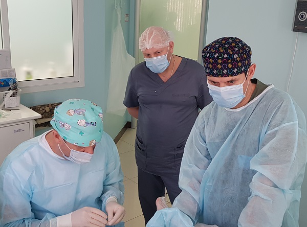 Флебологи Семенов А.Ю. и Рулин Е.Н. время лазерной операции в "ЦСФ"