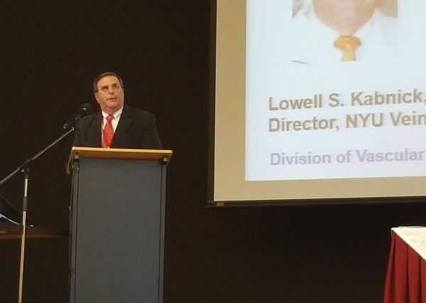 Докладывает профессор Lowell Kabnik (США)