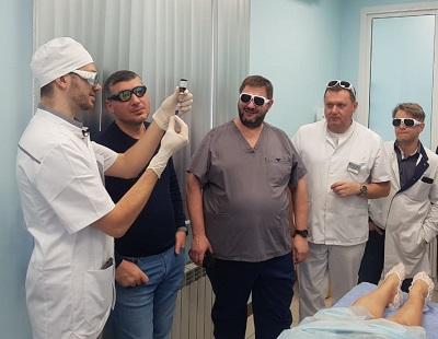 Дмитрий Александрович проводит склеротерапию ТАЭ раствором глюкозы