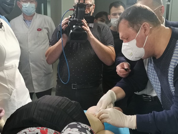 Демонстрация техники «одной руки» - без перехвата с постоянным контролем иглы в вене