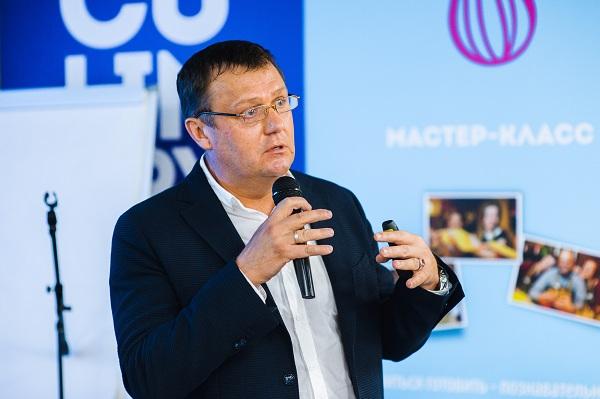 Свой доклад читает флеболог Семенов Артем Юрьевич