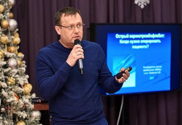 Выступает руководитель «МИФЦ», хирург флеболог к.м.н. Семенов А.Ю.