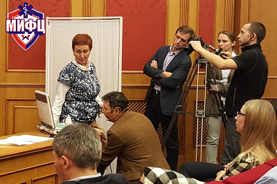 Профессор Аттилио Кавецци из Италии проводит ультразвуковое сканирование вен