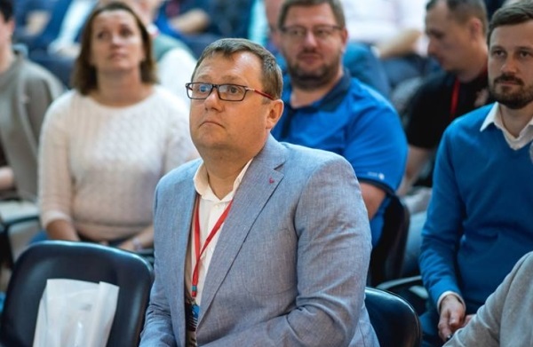 Аудитория в зале внимательно следит за выступлениями